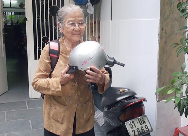 Nữ nghệ sĩ 91 tuổi vẫn tự lái xe máy đi làm, khiến đàn em thấy có lỗi vì một hành động- Ảnh 1.