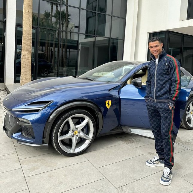 Cristiano Ronaldo tậu Ferrari Purosangue trị giá 400.000 USD- Ảnh 1.