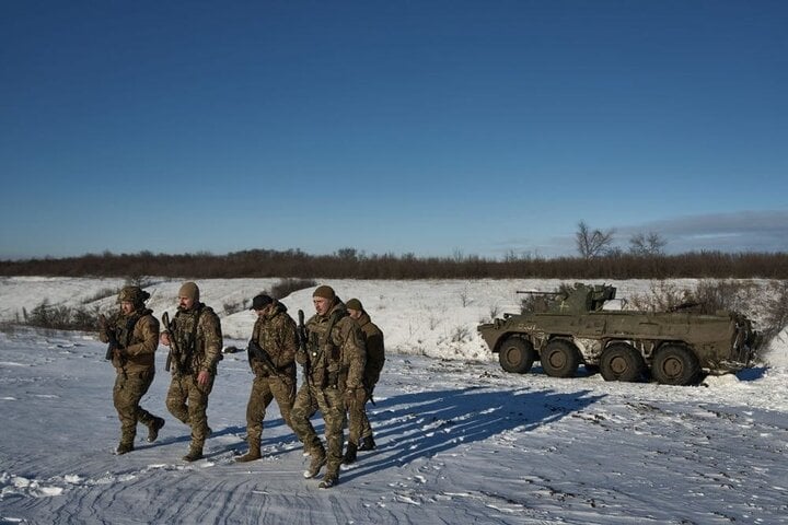 Bất ngờ khi lính Ukraine phải bỏ xe, đi bộ tới tiền tuyến- Ảnh 1.