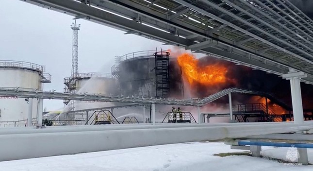 Kho dầu Nga bốc cháy dữ dội sau khi máy bay không người lái bị đánh chặn- Ảnh 2.