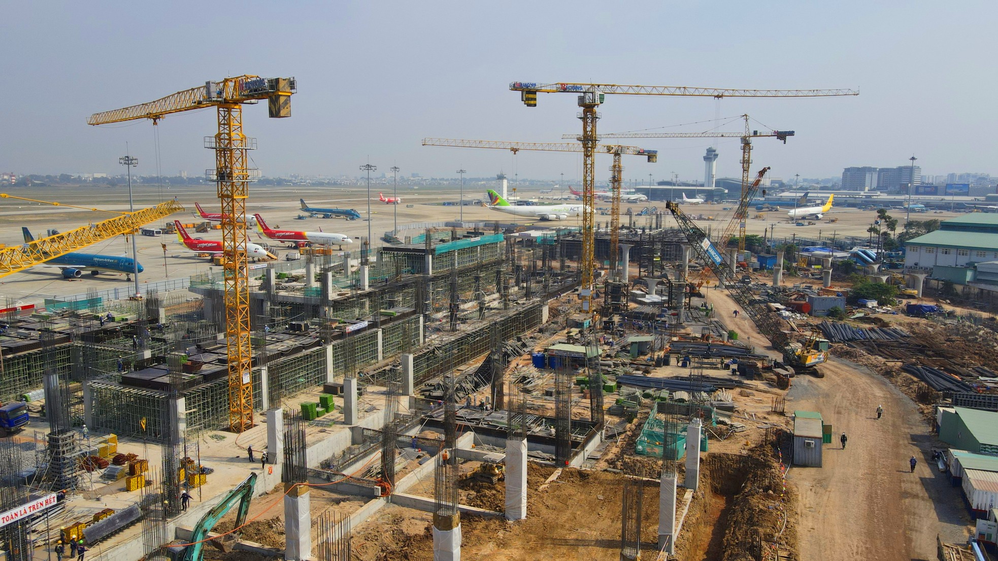 Cận cảnh nhà ga gần 11.000 tỷ đồng của sân bay Tân Sơn Nhất đang dần thành hình- Ảnh 1.