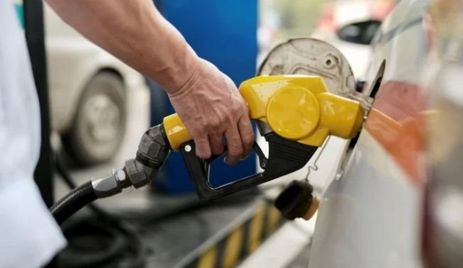Giá xăng dầu đồng loạt tăng, RON95 vượt 22.000 đồng/lít- Ảnh 1.