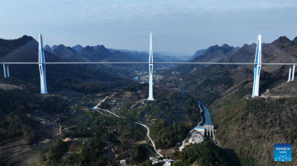 Người Trung Quốc xây cầu ‘đẻ ra tiền’ khiến thế giới ngỡ ngàng: Trồng trụ bê tông cao vượt tháp Eiffel để bắc 2.000 mét thép qua vực sâu- Ảnh 7.
