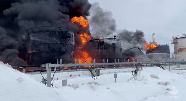 Kho dầu Nga bốc cháy dữ dội sau khi máy bay không người lái bị đánh chặn- Ảnh 1.