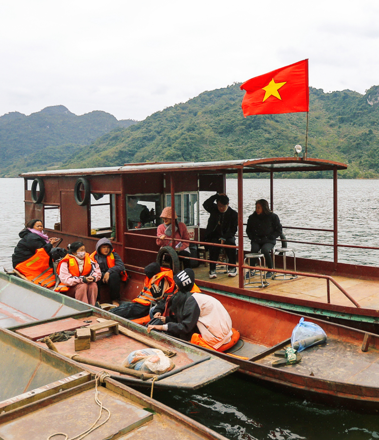 Cô giáo Quách Thị Bích Nụ: 18 năm trên những chuyến đò vượt sông Đà đưa học sinh tới lớp- Ảnh 13.