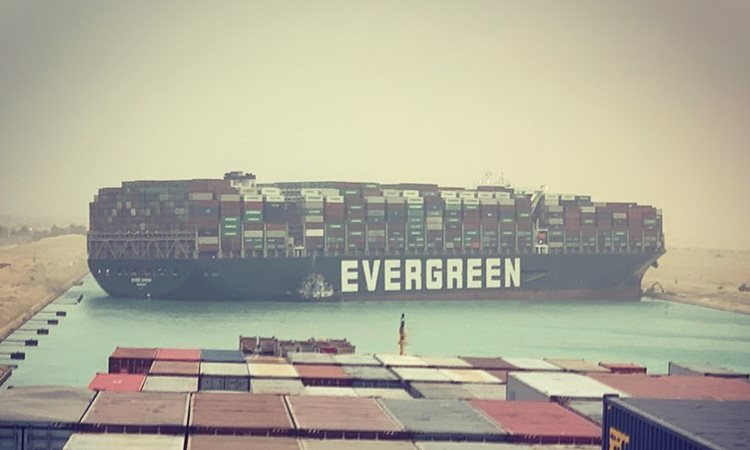 Chuỗi cung ứng toàn cầu từng náo loạn khi con tàu to như quả núi chặn ngang kênh đào Suez: Điều gì sẽ xảy ra khi kinh tế thế giới phải quen với những biến cố như thế?- Ảnh 1.