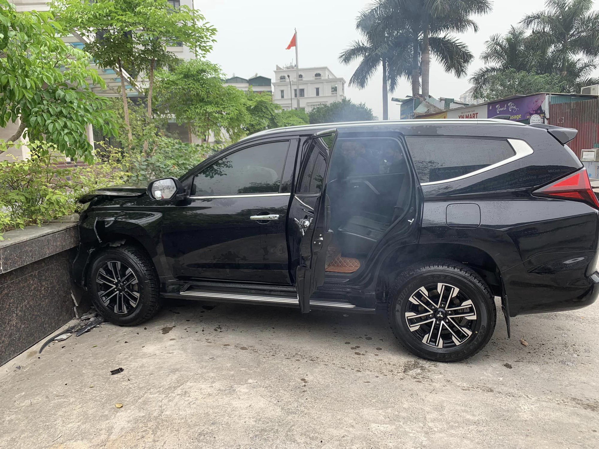 Ảnh TNGT: Mitsubishi Pajero Sport đâm vào tường nổ túi khí vì thợ rửa xe nhầm chân ga- Ảnh 1.