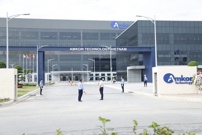 Nhà máy bán dẫn lớn nhất thế giới của Amkor ở Bắc Ninh sắp sản xuất- Ảnh 1.