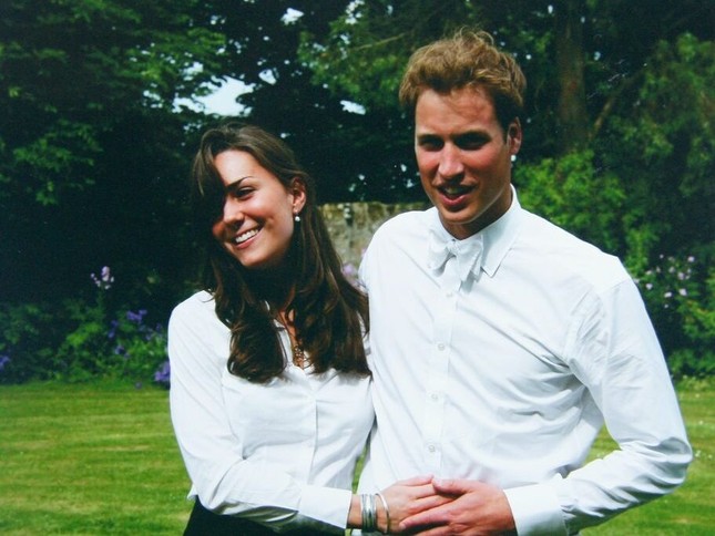 Chiếc váy xuyên thấu khiến William say mê Kate- Ảnh 1.