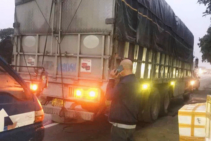 Xe tải đang chạy bất ngờ rơi bánh khiến 2 cháu bé tử vong