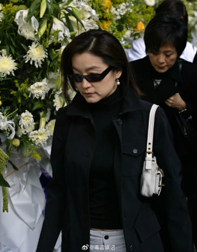Hình ảnh đám tang Mai Diễm Phương bất ngờ được chia sẻ lại: Tang lễ không tiếng khóc, một nụ cười khiến Trương Bá Chi bị mắng suốt 20 năm- Ảnh 8.