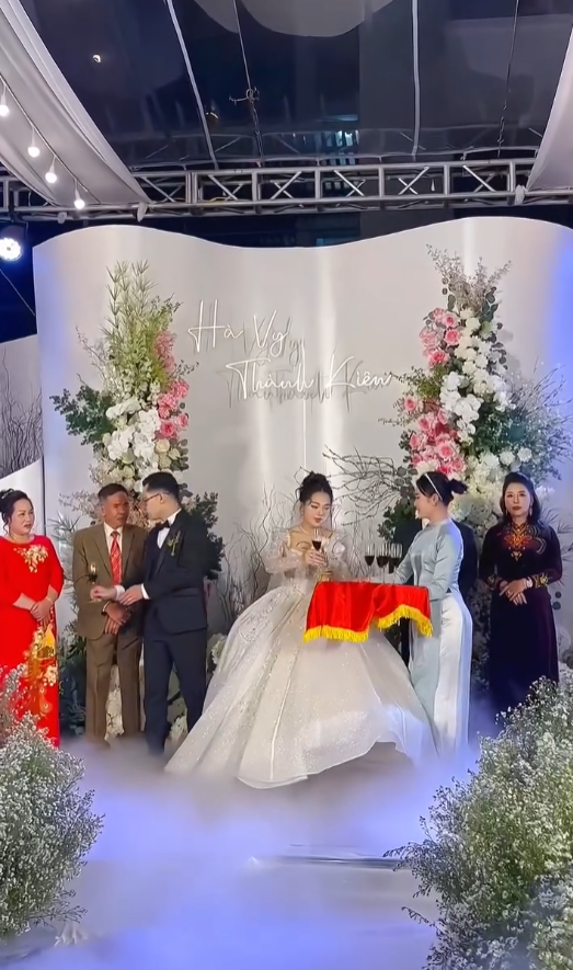 Mâm cỗ cưới 28 triệu của đại gia Quảng Ninh, rạp rộng 1000 mét vuông, cô dâu đeo vàng trĩu cổ- Ảnh 1.