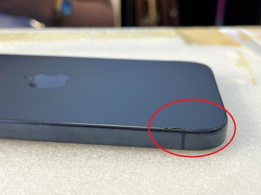 Hình ảnh cho thấy khiếm khuyết lớn ở mặt sau của iPhone 15 Pro- Ảnh 2.