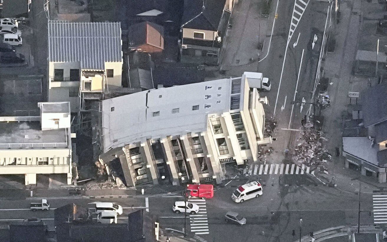 Đâm dao trên tàu điện ở Tokyo