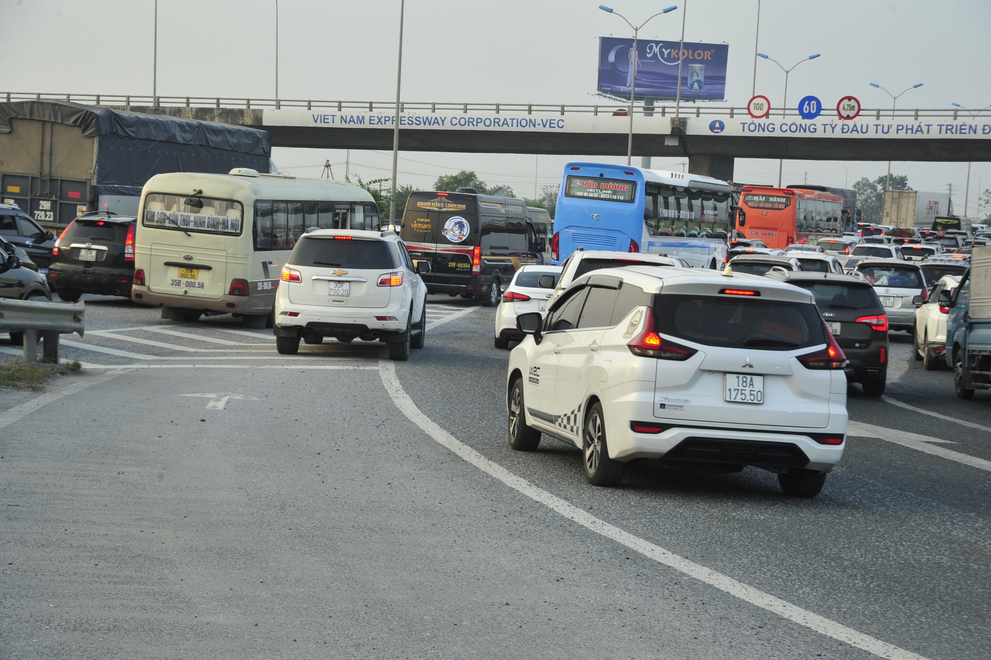 Các phương tiện tham gia giao thông &quot;lỡ&quot; vào cao tốc nên không còn hướng để tránh ùn tăc