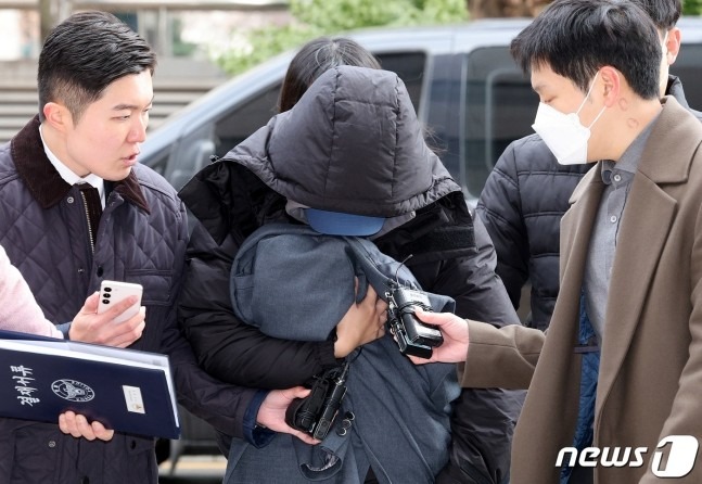 "Nhân tình" của Lee Sun Kyun bị cáo buộc tội danh lạm dụng trẻ em vì làm điều này khi trình diện cảnh sát- Ảnh 1.