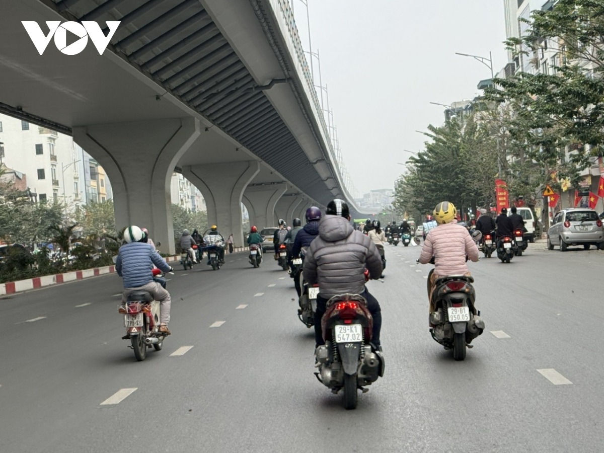 Ngày đầu tiên đi làm của năm mới, đường phố Hà Nội thông thoáng lạ thường- Ảnh 1.