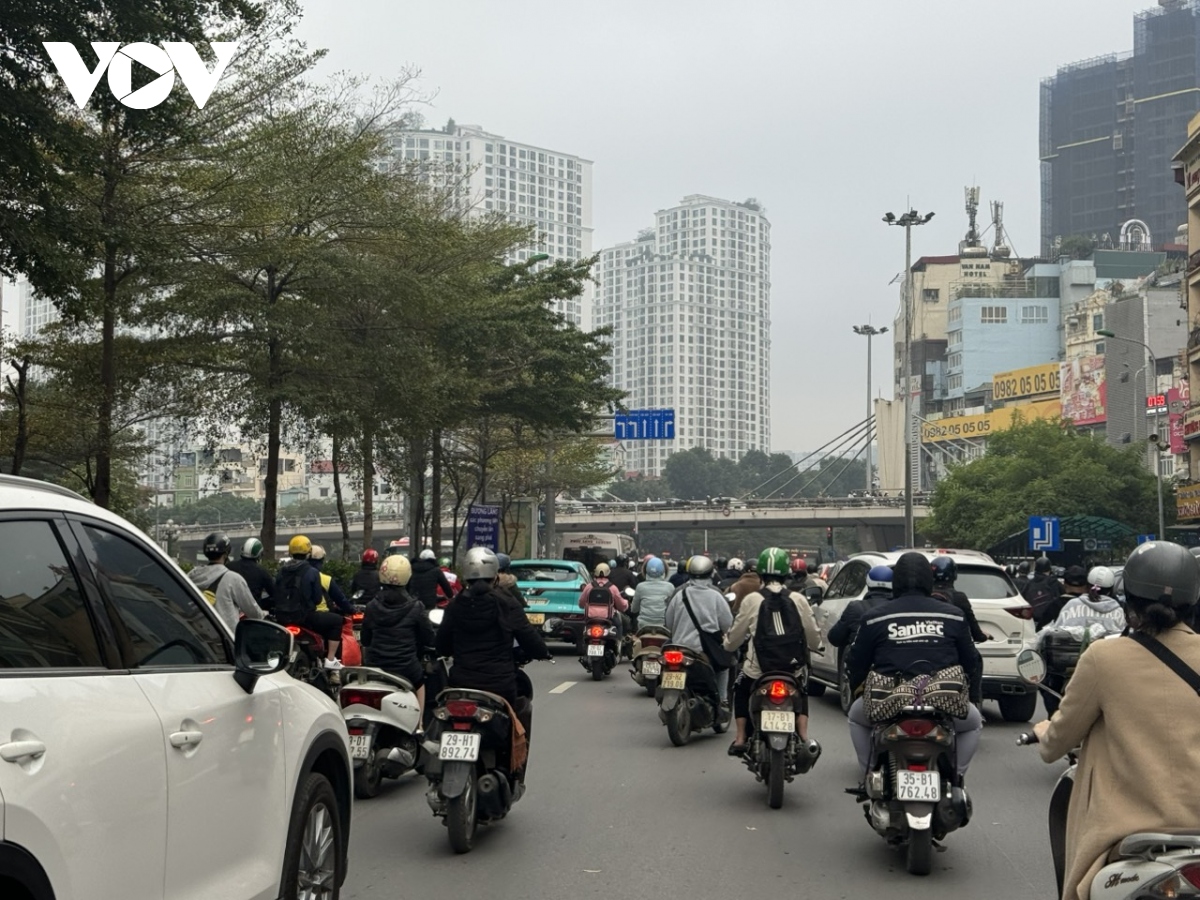 Ngày đầu tiên đi làm của năm mới, đường phố Hà Nội thông thoáng lạ thường- Ảnh 3.