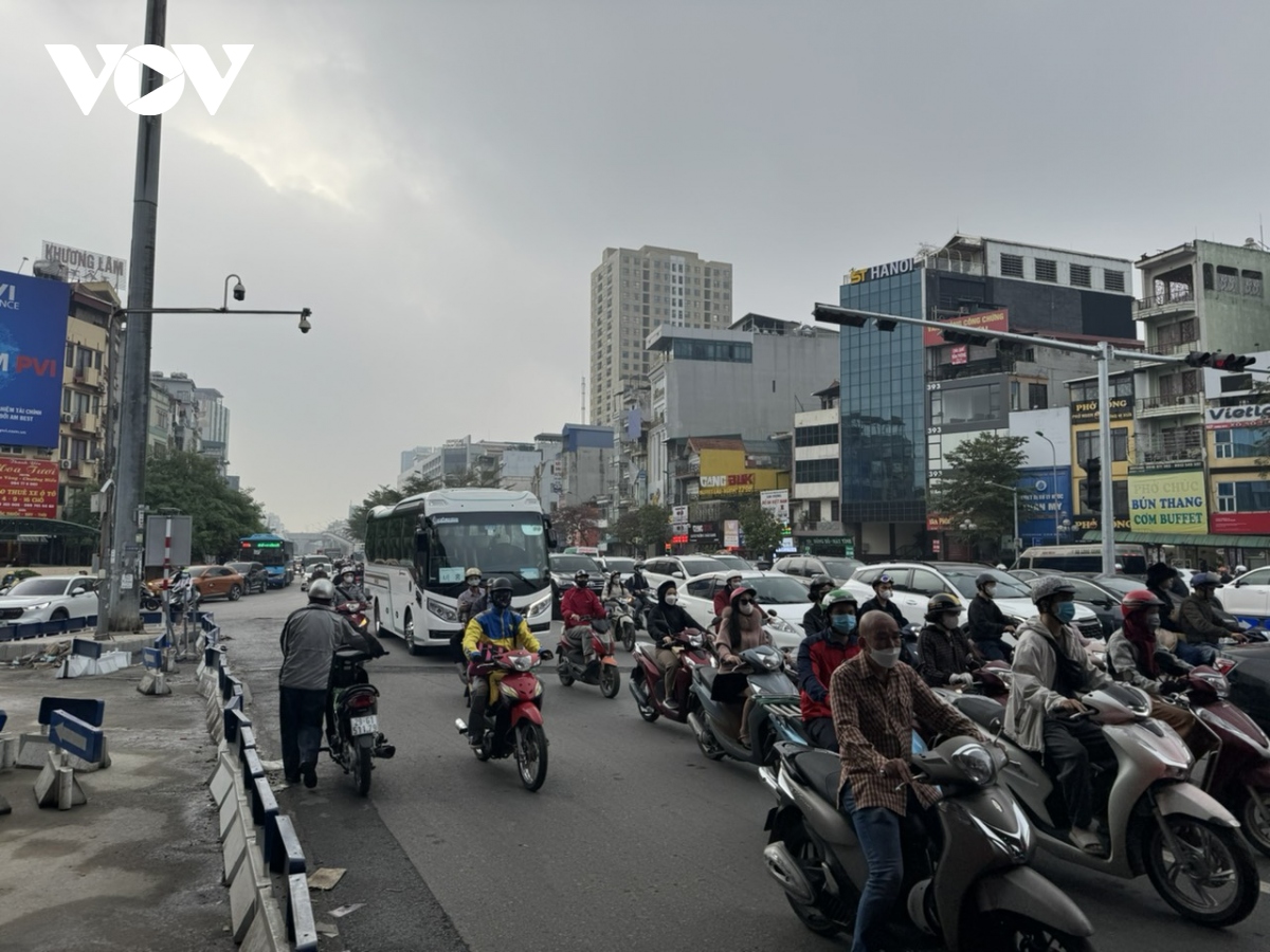 Ngày đầu tiên đi làm của năm mới, đường phố Hà Nội thông thoáng lạ thường- Ảnh 5.