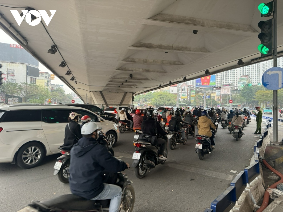 Ngày đầu tiên đi làm của năm mới, đường phố Hà Nội thông thoáng lạ thường- Ảnh 6.
