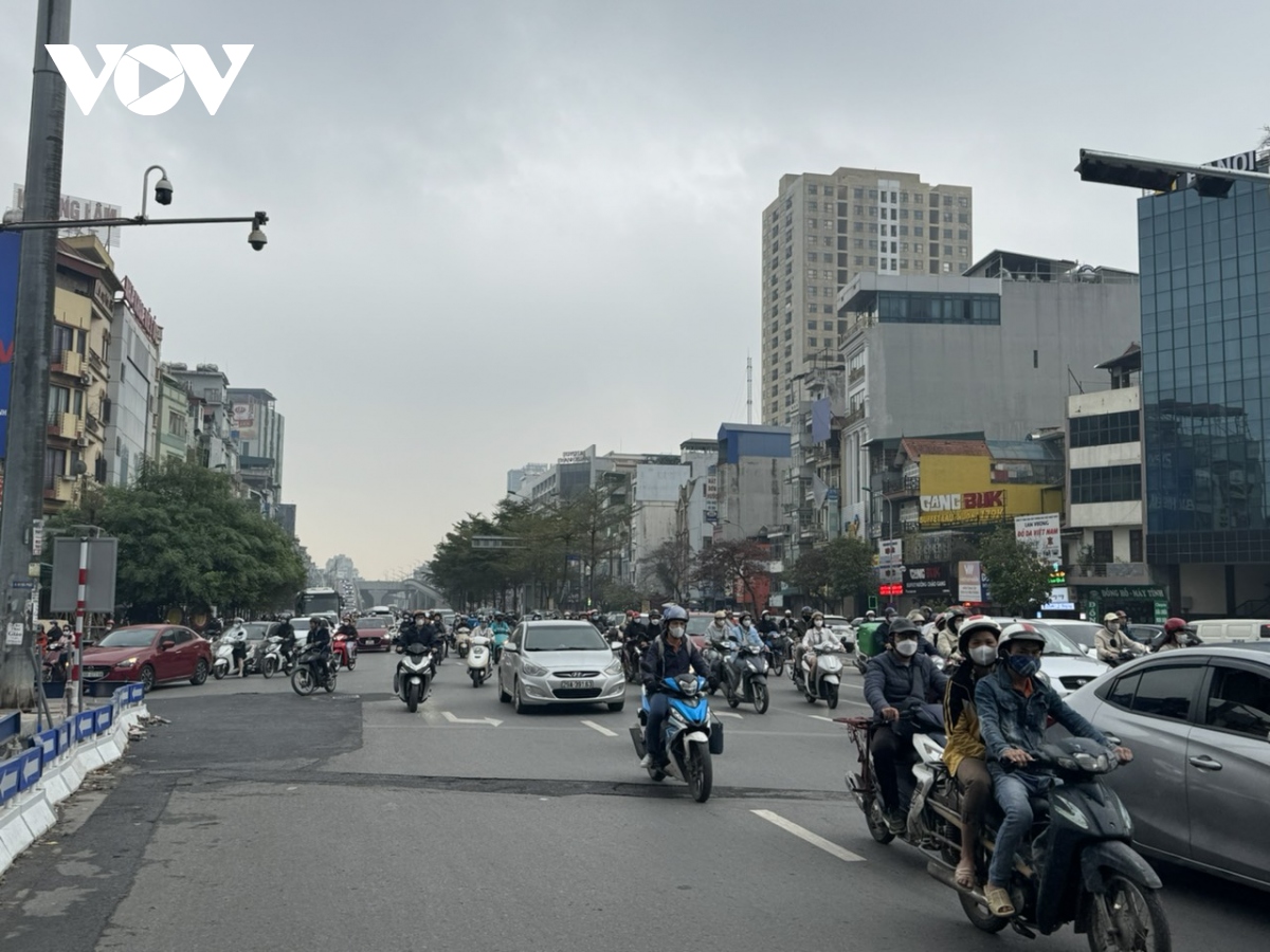 Ngày đầu tiên đi làm của năm mới, đường phố Hà Nội thông thoáng lạ thường- Ảnh 7.
