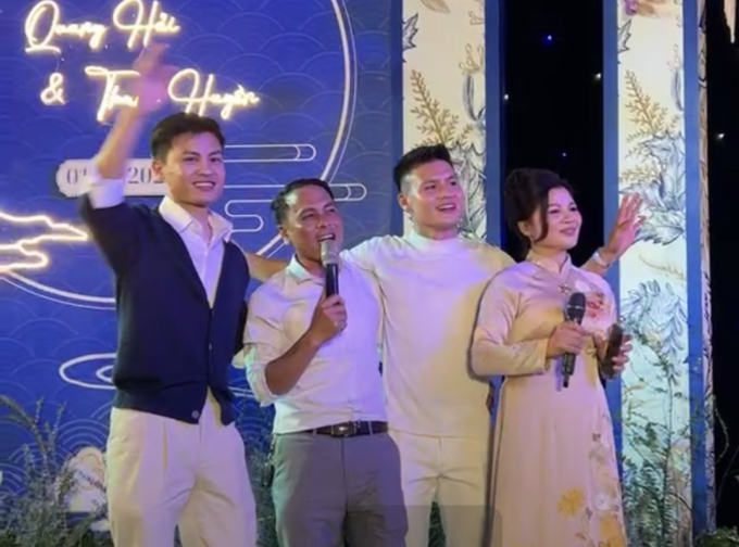 Khoảnh khắc bố mẹ Quang Hải xả vai bố mẹ chồng, hát song ca tưng bừng khi đón được con dâu mới- Ảnh 1.