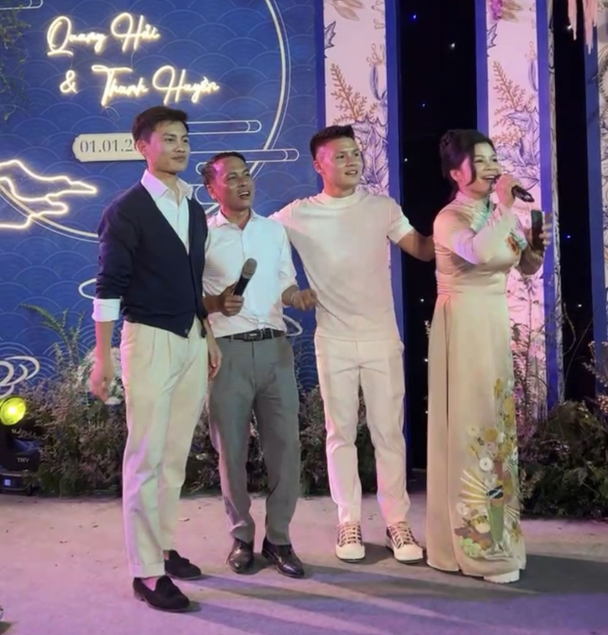 Khoảnh khắc bố mẹ Quang Hải xả vai bố mẹ chồng, hát song ca tưng bừng khi đón được con dâu mới- Ảnh 2.