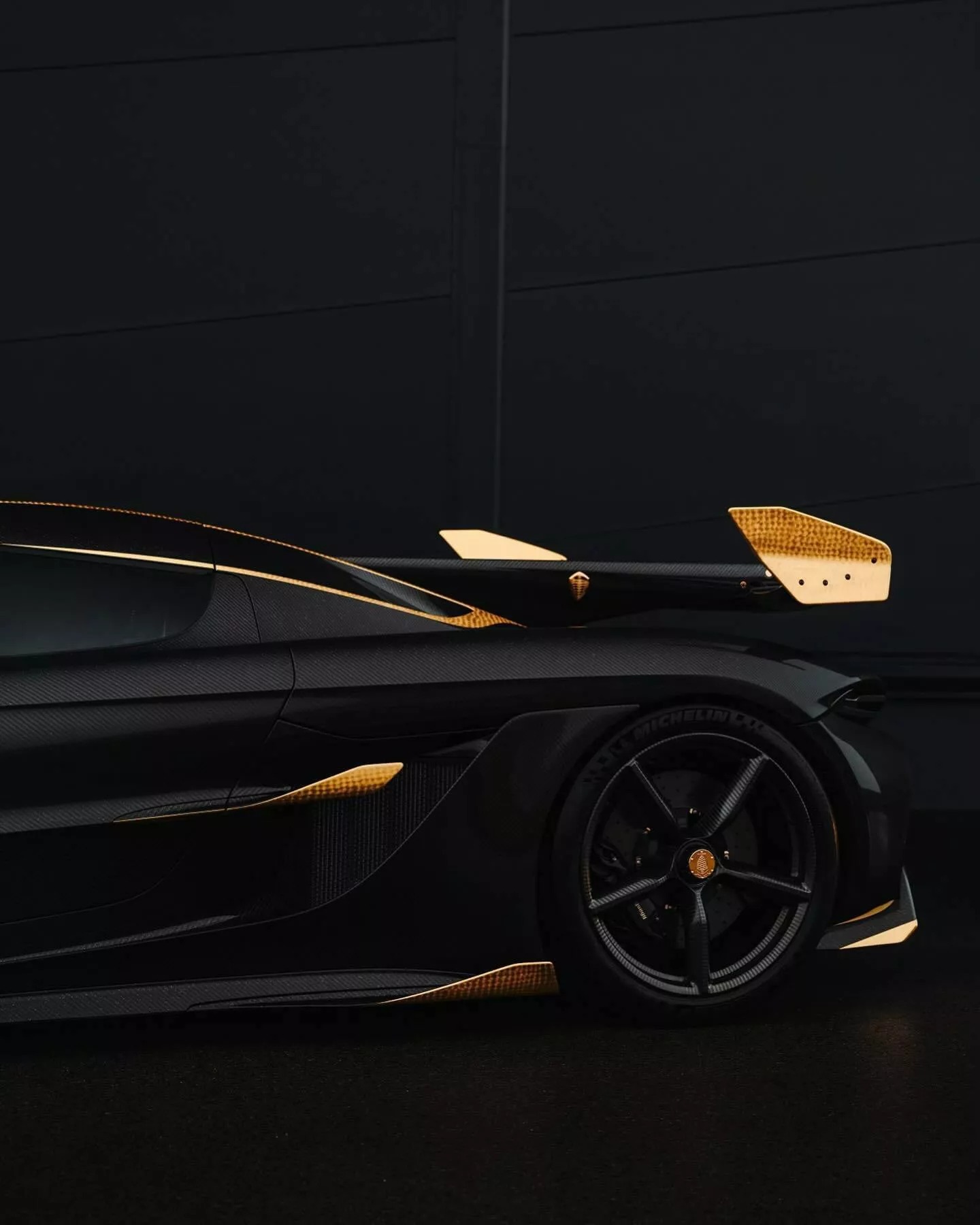 Đại gia bất động sản chơi siêu xe Koenigsegg khác người: Rắc bột vàng lên khắp vỏ carbon, mạ vàng 24k nhiều chi tiết ngoại thất- Ảnh 6.