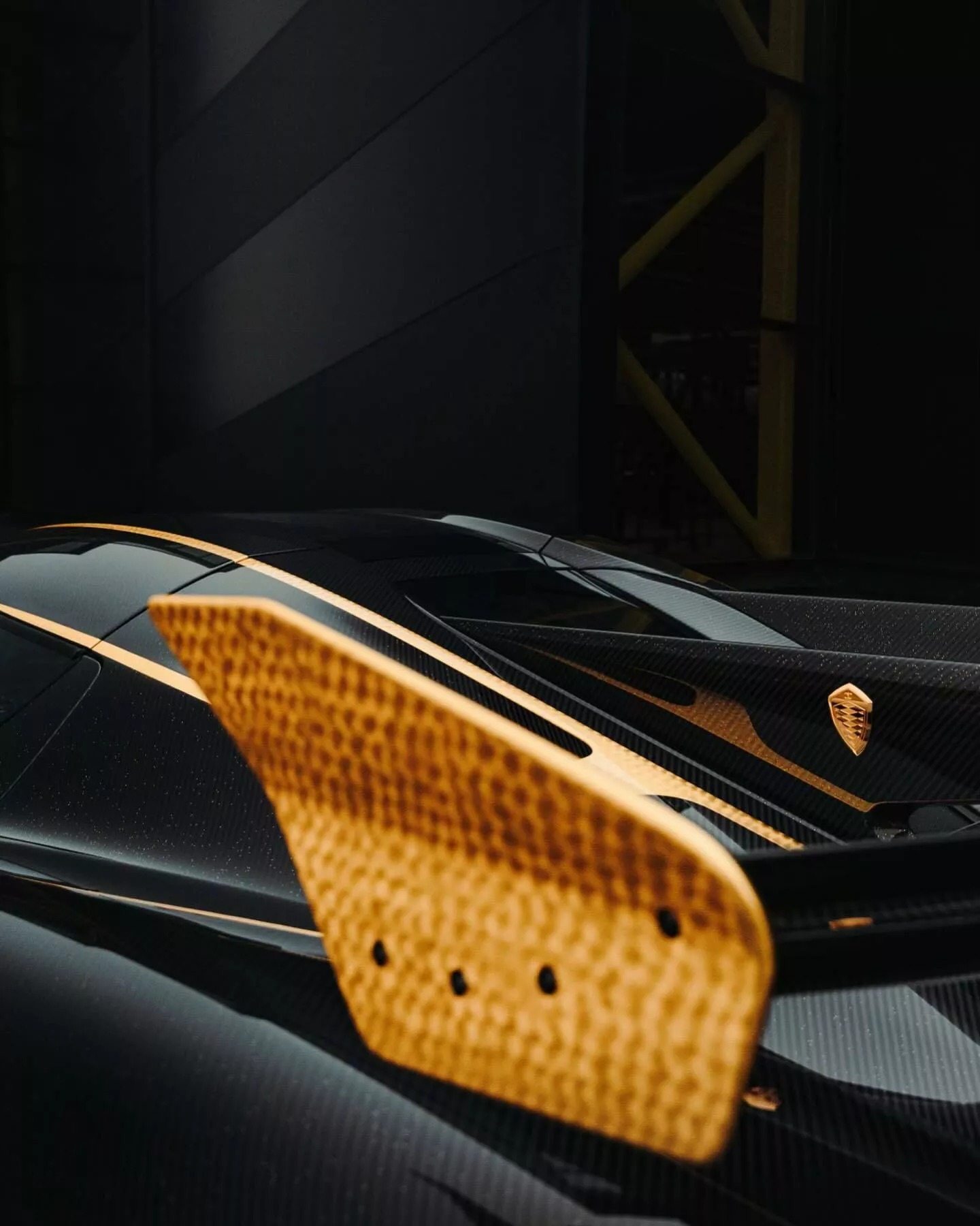 Đại gia bất động sản chơi siêu xe Koenigsegg khác người: Rắc bột vàng lên khắp vỏ carbon, mạ vàng 24k nhiều chi tiết ngoại thất- Ảnh 7.