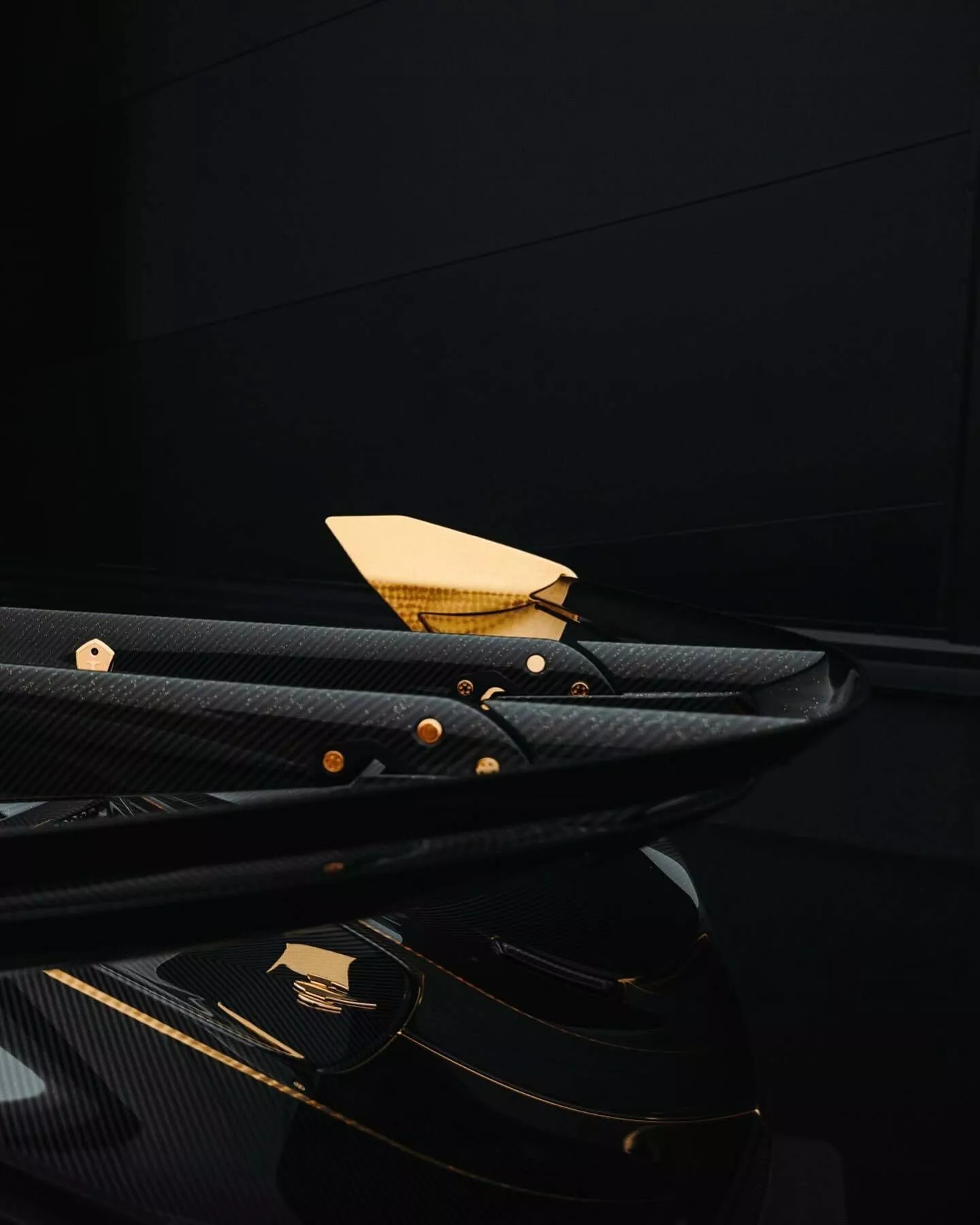 Đại gia bất động sản chơi siêu xe Koenigsegg khác người: Rắc bột vàng lên khắp vỏ carbon, mạ vàng 24k nhiều chi tiết ngoại thất- Ảnh 10.