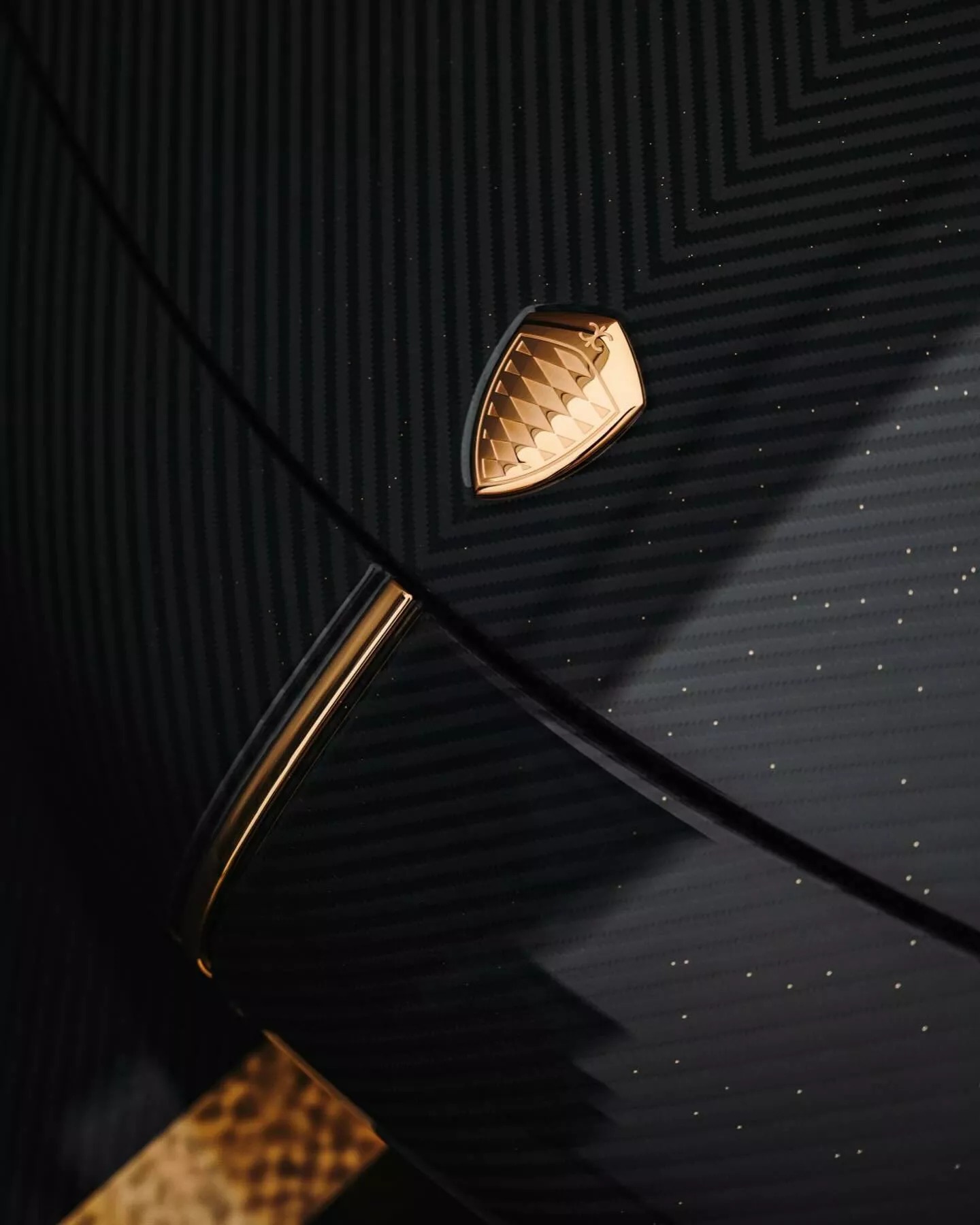 Đại gia bất động sản chơi siêu xe Koenigsegg khác người: Rắc bột vàng lên khắp vỏ carbon, mạ vàng 24k nhiều chi tiết ngoại thất- Ảnh 9.