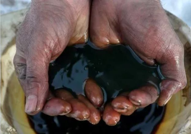 Chuyên gia: Giá dầu thế giới năm 2024 khó vượt 80 USD/thùng vì lý do này- Ảnh 1.
