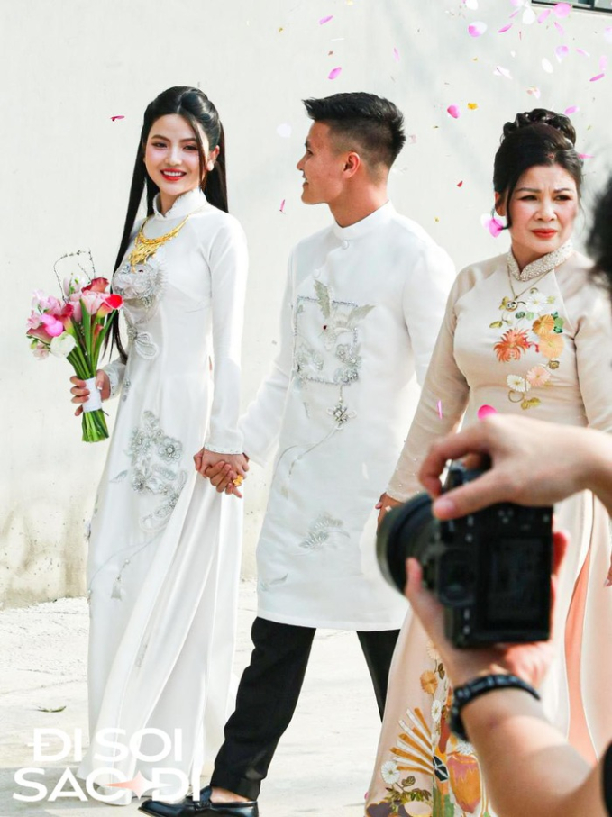 Khoảnh khắc bố mẹ Quang Hải xả vai bố mẹ chồng, hát song ca tưng bừng khi đón được con dâu mới- Ảnh 6.