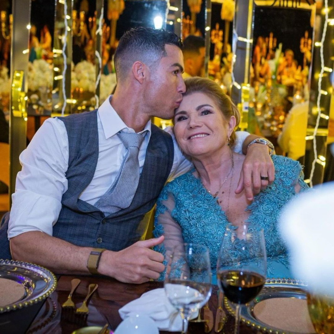 Ronaldo tặng mẹ món quà tiền tỷ trong dịp sinh nhật khiến bà bật khóc vì xúc động- Ảnh 2.
