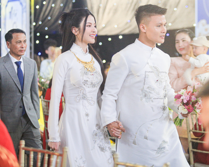 Chu Thanh Huyền tất bật ăn hỏi cả ng&agrave;y đến tối vẫn nhảy "xập x&igrave;nh" kh&ocirc;ng biết mệt nhưng lại khiến Quang Hải lo một điều- Ảnh 1.