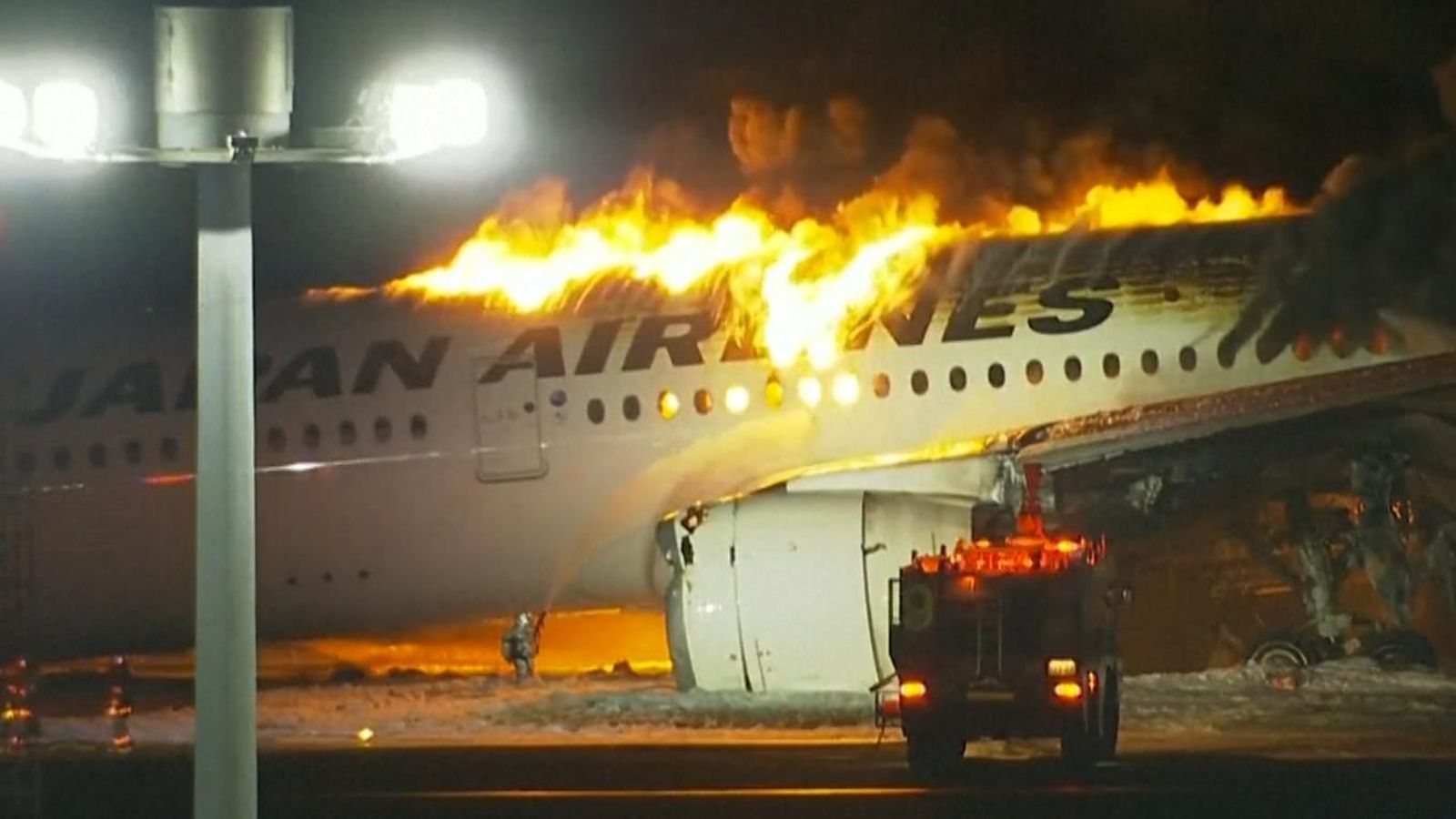 Máy bay Japan Airlines chở hơn 300 hành khách bốc cháy dữ dội tại sân bay Nhật Bản- Ảnh 3.