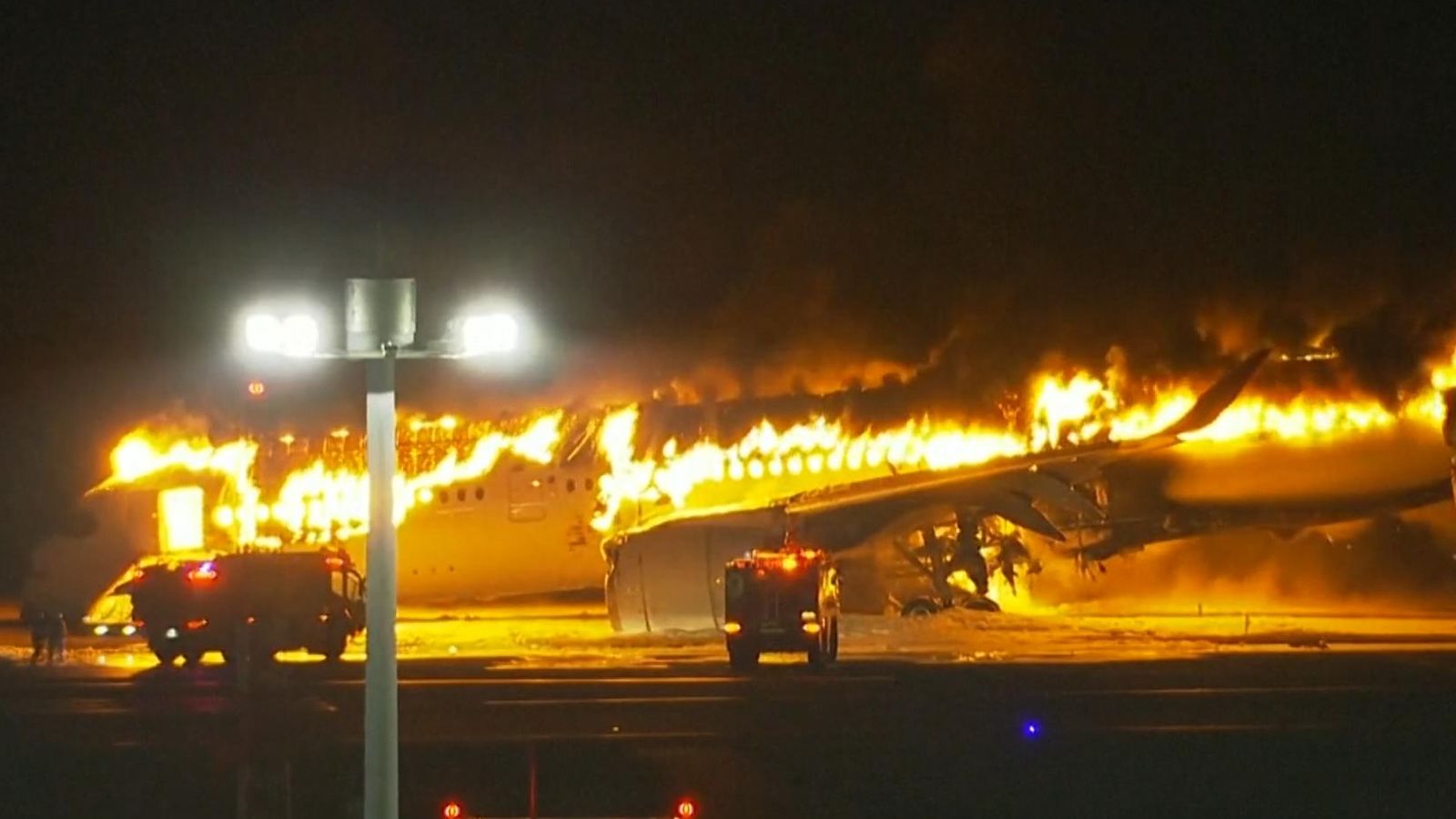 Máy bay Japan Airlines chở hơn 300 hành khách bốc cháy dữ dội tại sân bay Nhật Bản- Ảnh 2.