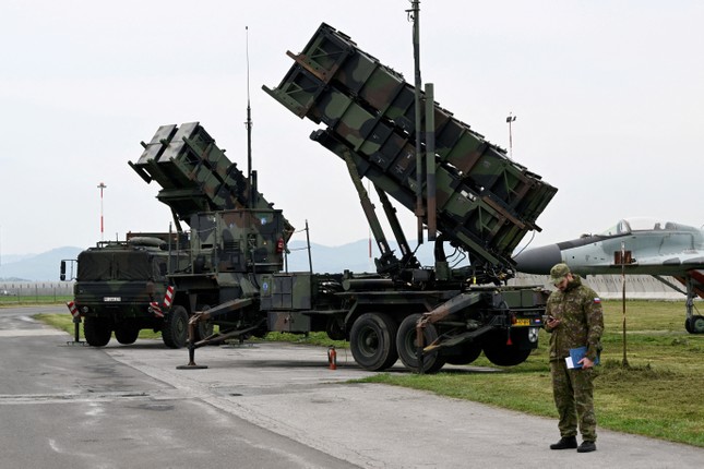 Ukraine khoe hệ thống phòng không Patriot 'bắn hạ 15 tên lửa siêu thanh Kinzhal'- Ảnh 1.