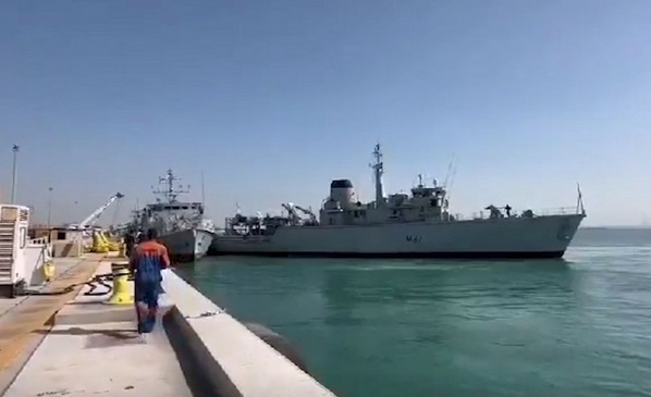 Video hai tàu Hải quân Anh va chạm ở Vịnh Ba Tư- Ảnh 1.
