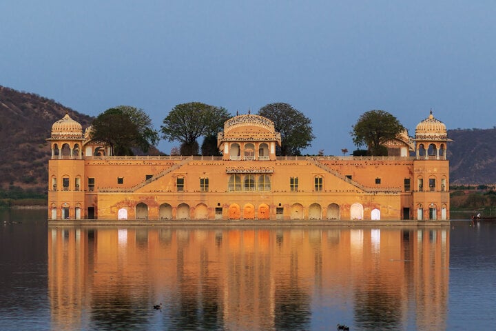 Cận cảnh kỳ quan cung điện quanh năm ngập chìm trong nước nổi tiếng ở Ấn Độ- Ảnh 1.