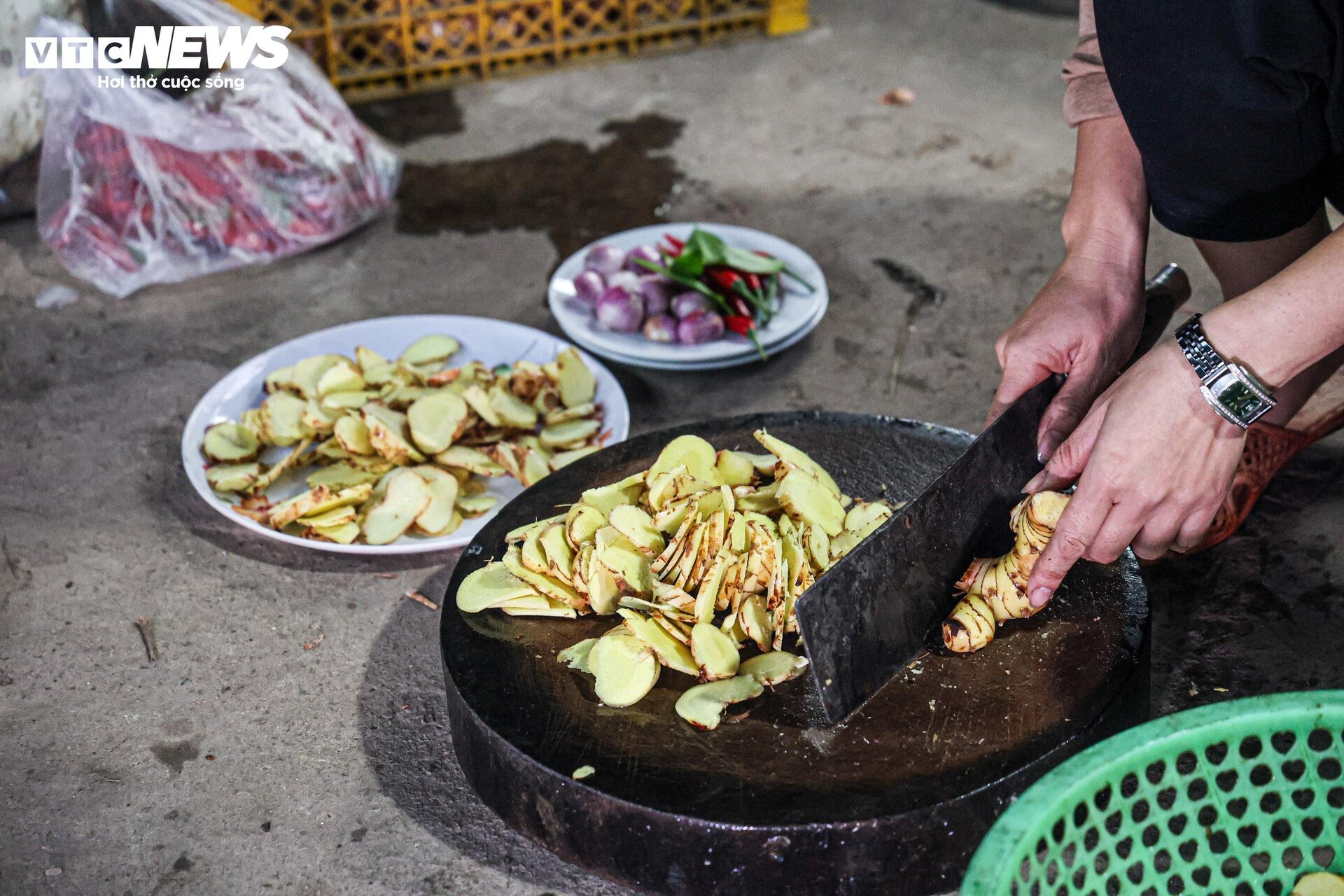 Dân Vũ Đại xuyên đêm đỏ lửa, đeo kính bơi kho cá bạc triệu phục vụ Tết- Ảnh 4.