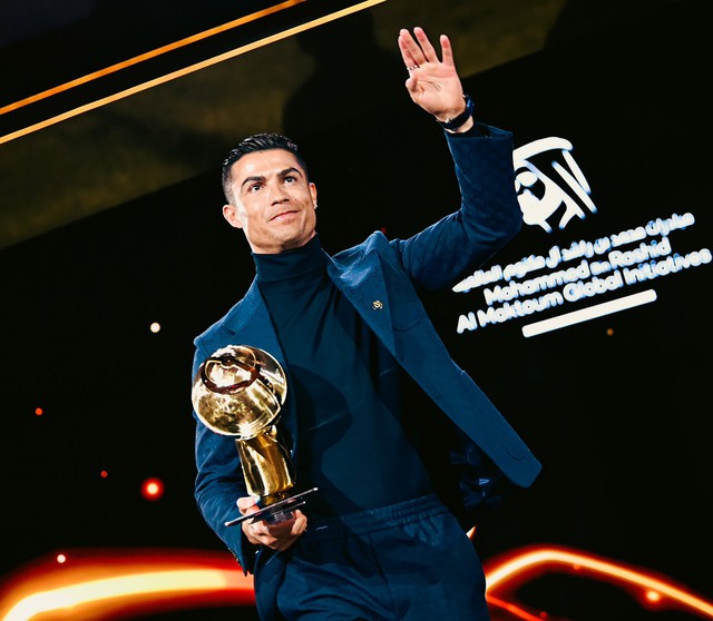 Ronaldo hành động đẹp trước khi Haaland đoạt Quả bóng vàng Dubai- Ảnh 2.