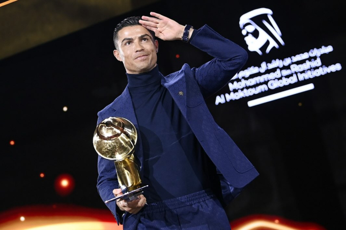 Bạn gái Ronaldo đeo kim cương đầy người đến dự lễ trao giải, hạnh phúc đến phát khóc khi được CR7 gọi là "vợ"- Ảnh 6.