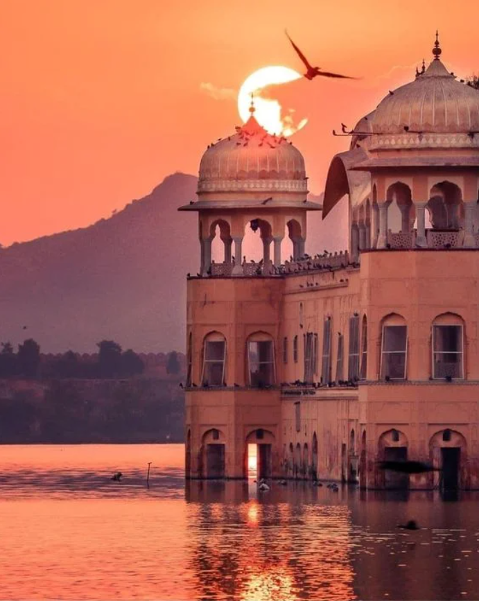 Cận cảnh kỳ quan cung điện quanh năm ngập chìm trong nước nổi tiếng ở Ấn Độ- Ảnh 2.
