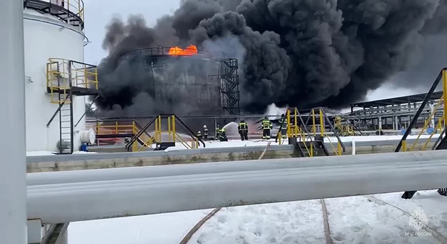 UAV Ukraine tấn công, khói lửa bao trùm kho dầu Nga- Ảnh 4.