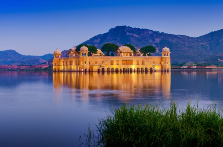 Cận cảnh kỳ quan cung điện quanh năm ngập chìm trong nước nổi tiếng ở Ấn Độ- Ảnh 4.