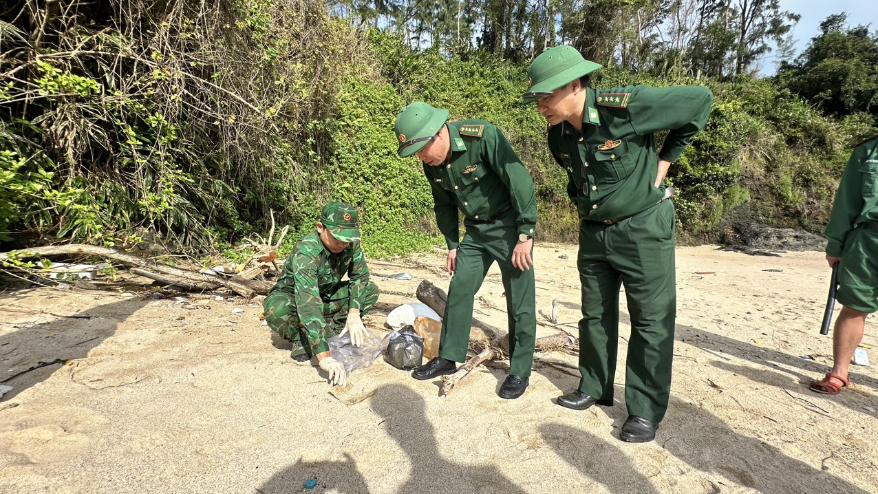 Đưa chó nghiệp vụ tìm kiếm nơi phát hiện gần 300 kg nghi ma túy- Ảnh 3.