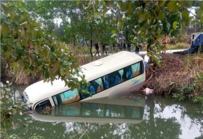 Tai nạn liên hoàn ở Hạ Long, xe khách chở 22 người lao xuống ao- Ảnh 1.