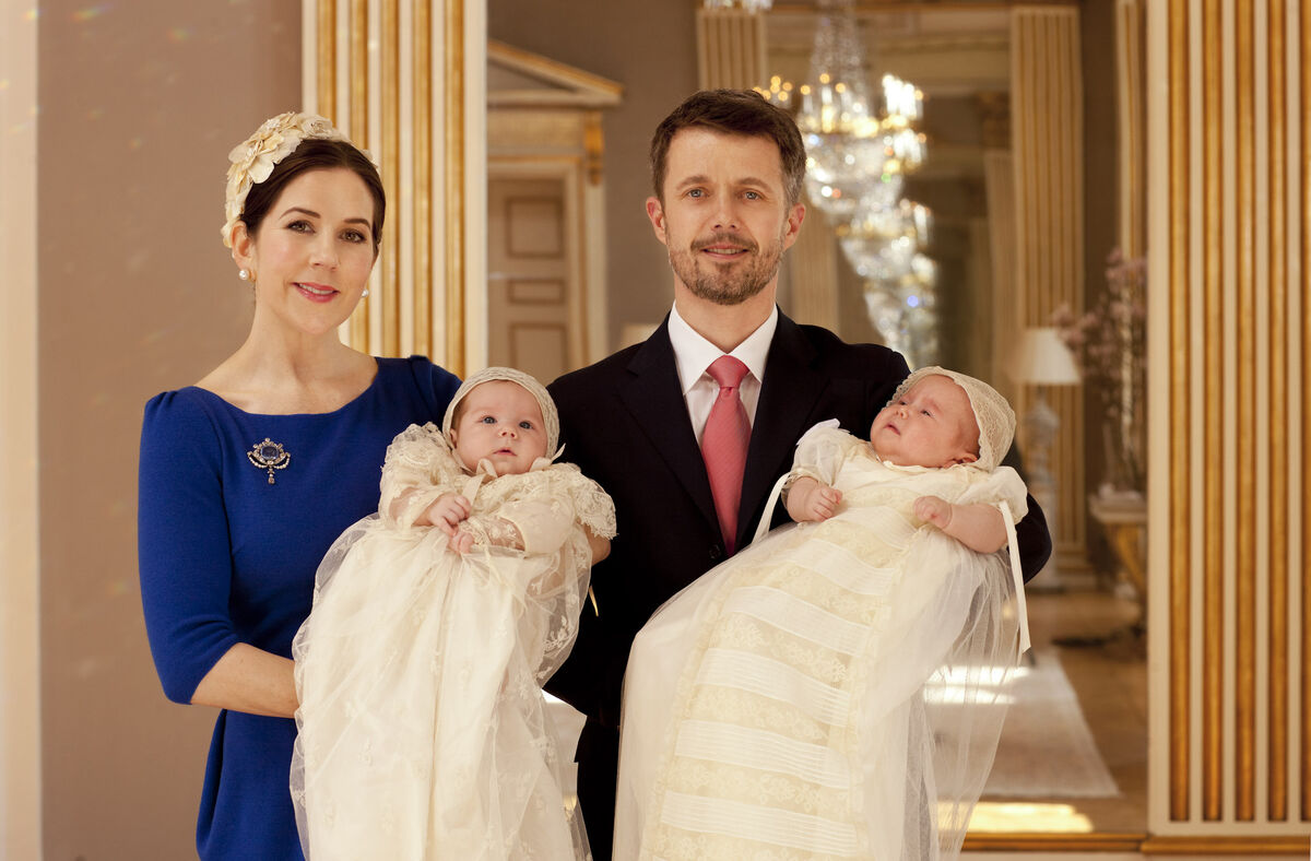 Được mệnh danh là cặp song sinh hoàng gia đẹp nhất châu Âu, hai con của Quốc vương Đan Mạch bây giờ ra sao?- Ảnh 1.