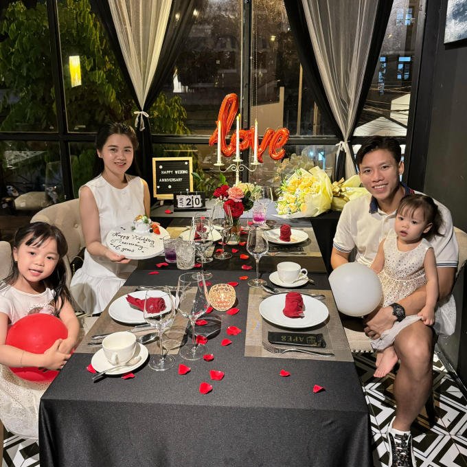 Đội trưởng đội tuyển Việt Nam kỷ niệm 6 năm ngày cưới với vợ hoa khôi: Cuộc sống viên mãn đủ cả nhà lầu, xe hơi- Ảnh 1.